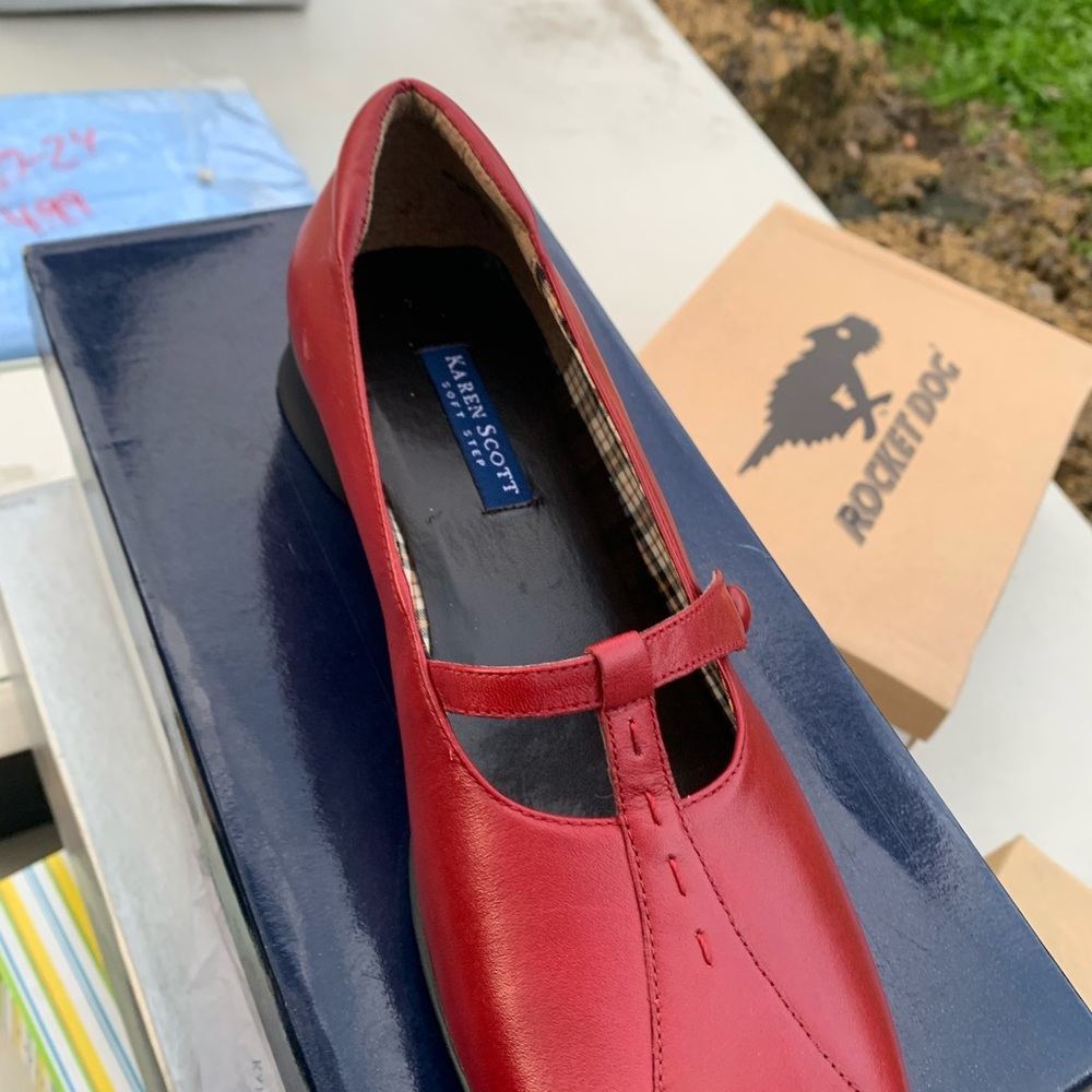 Karen Scott Red Flats with Strap and Rounded Toe